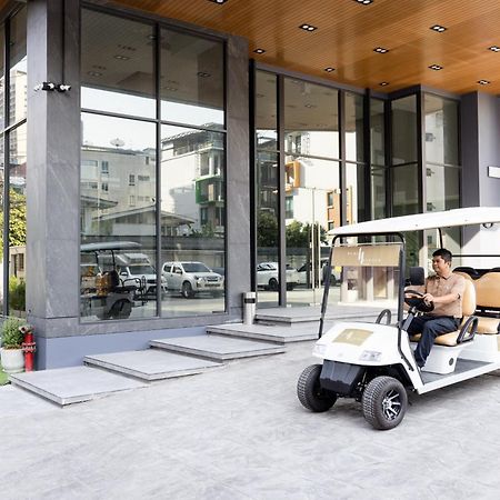 Pure Eleven Hotel Bangkok Makkasan Exterior photo