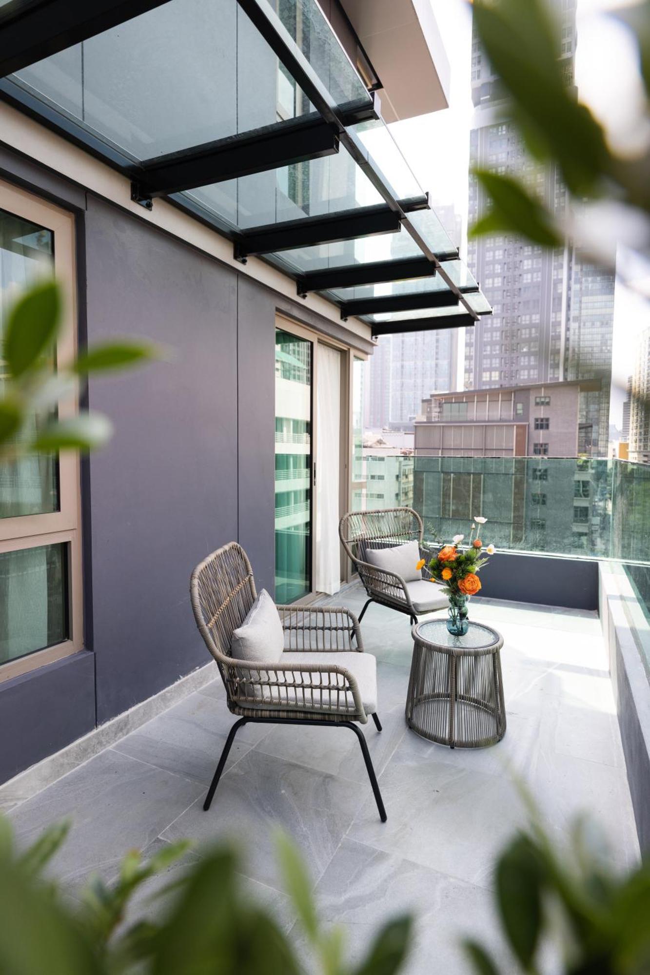 Pure Eleven Hotel Bangkok Makkasan Exterior photo