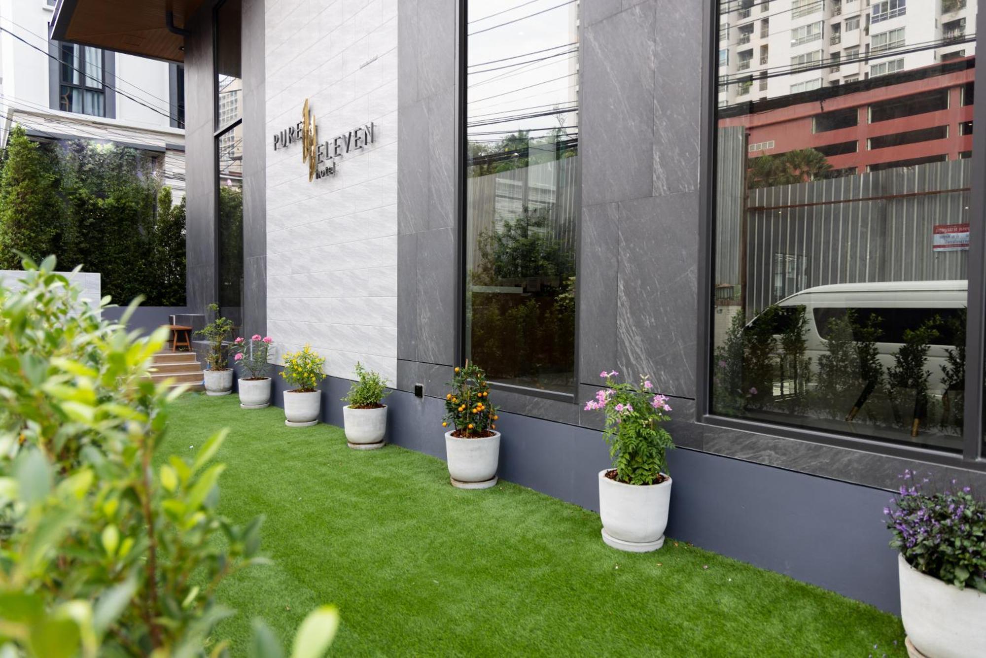 Pure Eleven Hotel Bangkok Makkasan Exterior photo