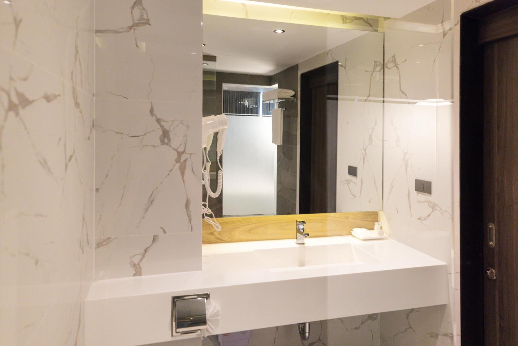 Pure Eleven Hotel Bangkok Makkasan Exterior photo