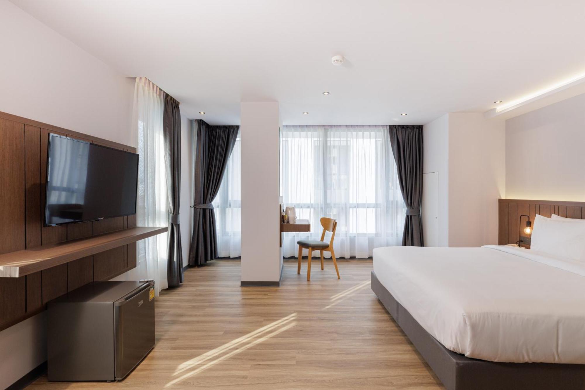 Pure Eleven Hotel Bangkok Makkasan Exterior photo