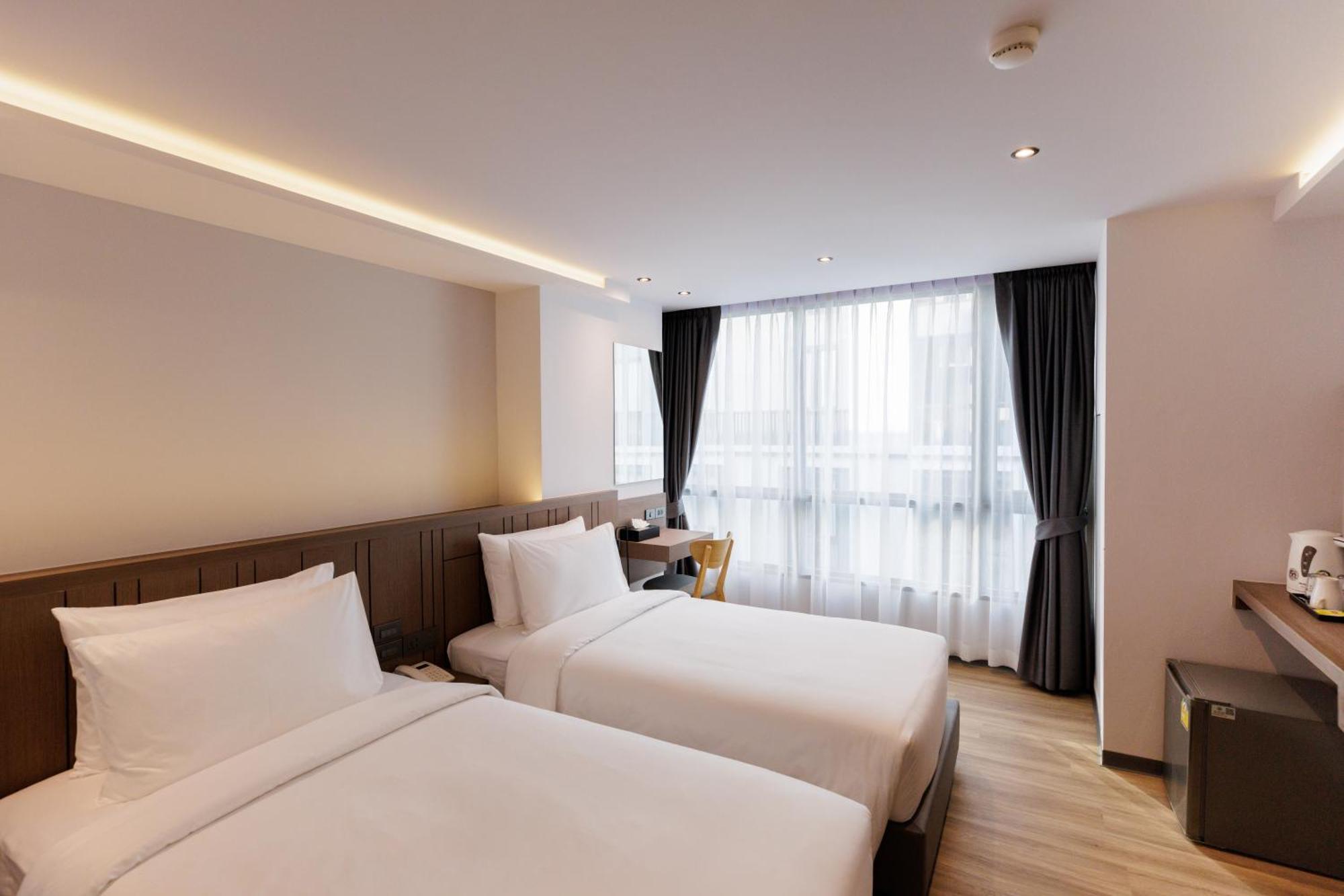 Pure Eleven Hotel Bangkok Makkasan Exterior photo